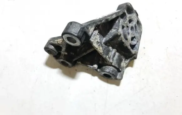 Volvo XC90 Engine mounting bracket