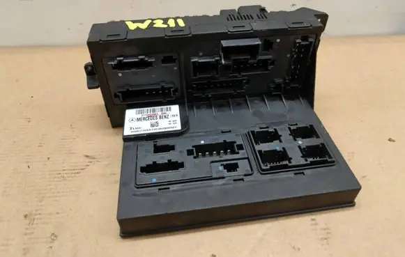 Mercedes-Benz E W211 SAM control unit 2115453901 2007185