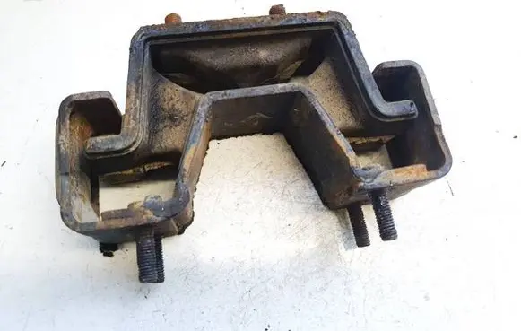 Suzuki SX4 Engine mount bracket
