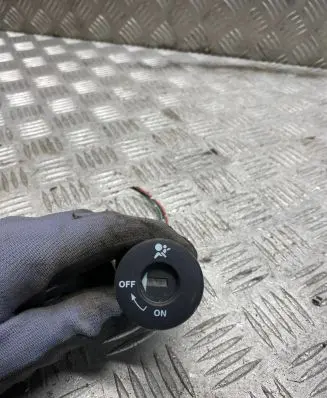 Passenger airbag on/off switch