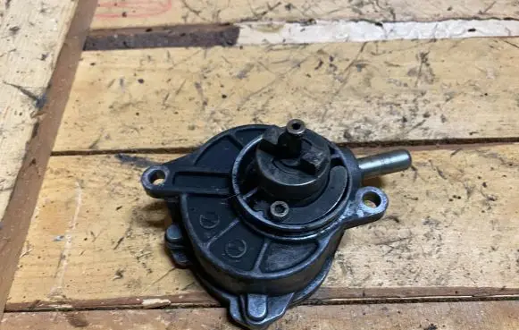 Mercedes-Benz C W203 Vacuum pump a6462300165 6462300165