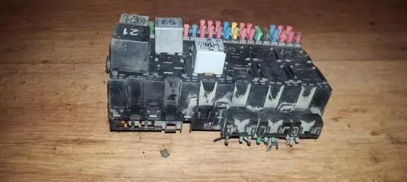 Volkswagen Golf III Fuse box set 357937039