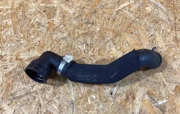 Porsche Macan (95B) Intercooler pipe mounting bracket 95b122101f