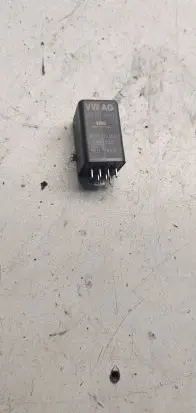 Volkswagen PASSAT B6 Glow plug pre-heat relay 038907281b