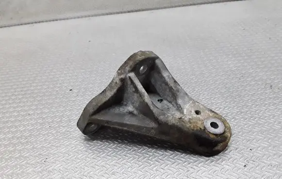 Jaguar XF X250 Engine mounting bracket R8S3ALM24