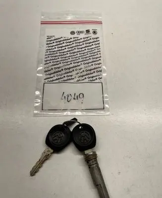 Volkswagen Golf III Front door lock (next to the handle) 