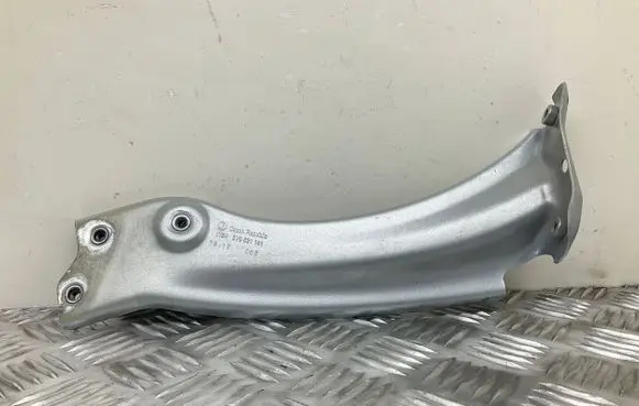 Skoda Superb B8 (3V) Fender mounting bracket 3V0821141
