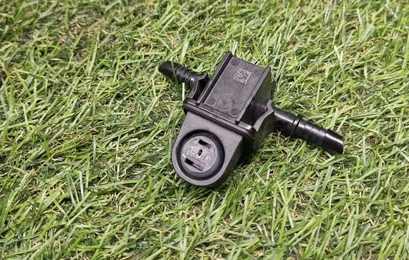 Mercedes-Benz E W212 Windshield washer spray nozzle 3T920