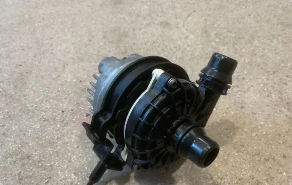 BMW X4M F98 Electric auxiliary coolant/water pump 8686899 5A30246