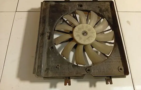 Honda FR-V Radiator cooling fan shroud 