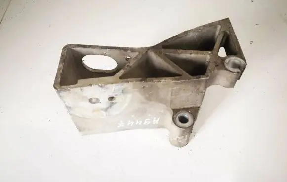 Volvo XC90 Engine mounting bracket