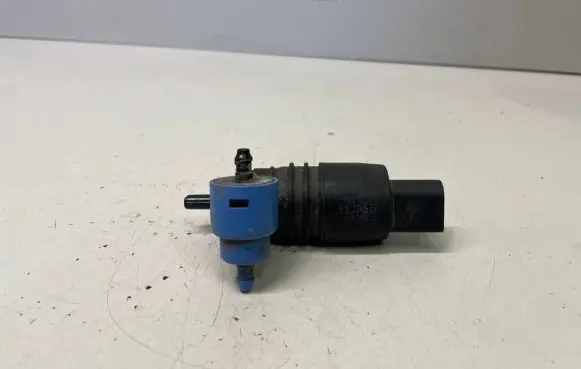 Volkswagen PASSAT B6 Windscreen/windshield washer pump 021168