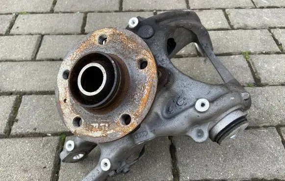 Rear wheel hub