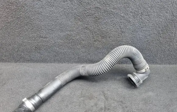 Audi A6 S6 C6 4F Breather/breather pipe/hose 4F0133889G