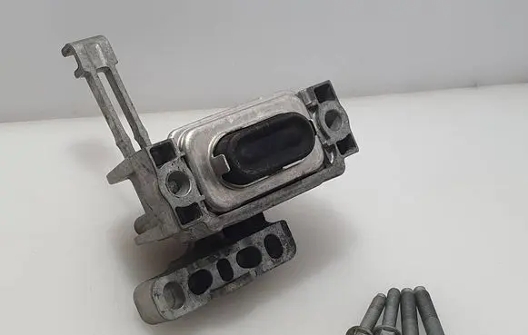 Volkswagen Golf VII Engine mount bracket 5Q0199262DE XXXZFH14FD7DT 13062014