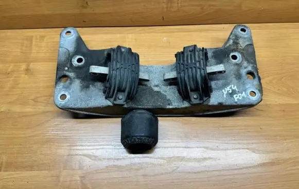 Gearbox mounting bracket