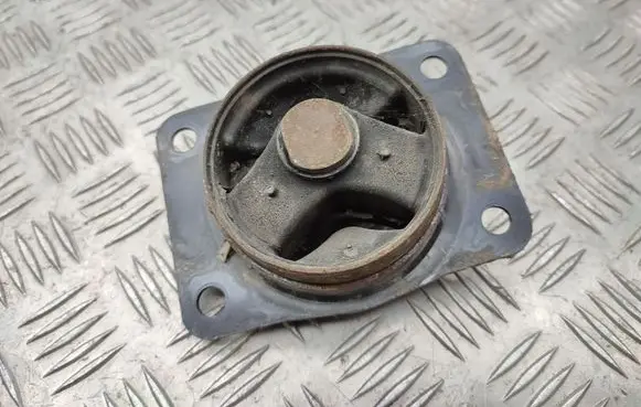 Suzuki SX4 Engine mount bracket