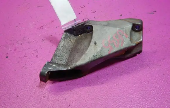 Volkswagen PASSAT B4 Engine mounting bracket 8D0199307J