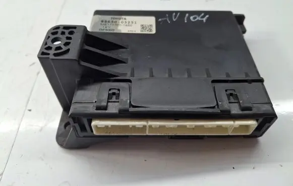 Toyota Avensis T270 Air conditioning/heating control unit MB1777001850 8865005251