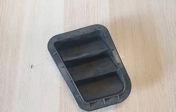 Quarter panel pressure vent