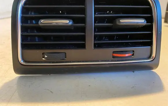 Rear air vent grill
