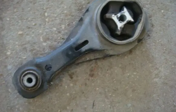 Volkswagen Polo VI Engine mount bracket