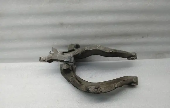 Volvo XC90 Lower shock absorber bracket 31681984