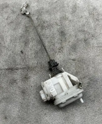 Volkswagen PASSAT B4 Central locking vacuum pump 357862153C