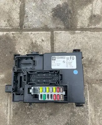 Opel Meriva B Fuse module 13349932 28210809