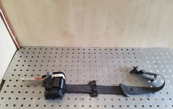 Middle seatbelt (rear)