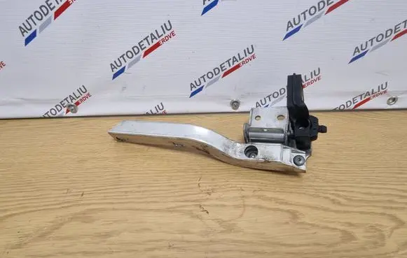 Radiator mount bracket