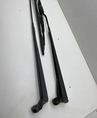 Renault Scenic I Front wiper blade arm 7700843525