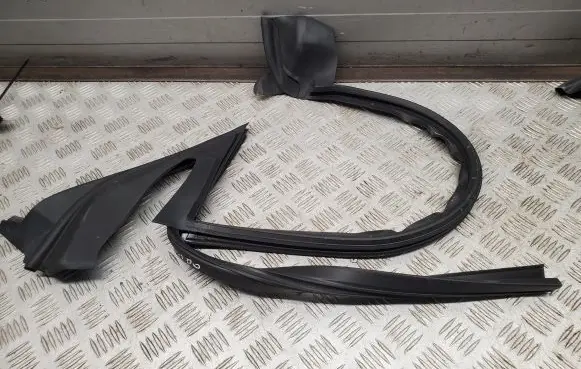 Audi Q8 Rubber seal front door window/glass 4M8837480F