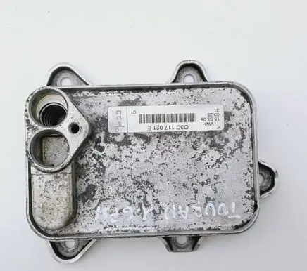 Volkswagen Touran I Engine oil radiator 03C117021E