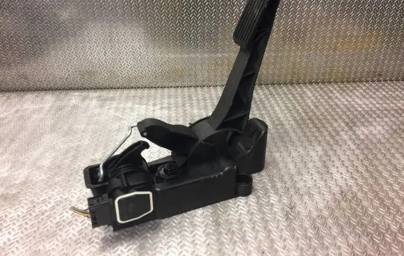 Mercedes-Benz A W169 Accelerator throttle pedal 1693000204 A1693000204