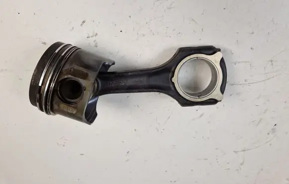 Mercedes-Benz Vito Viano W639 Piston with connecting rod