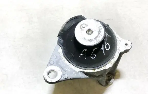 Honda CR-V Engine mount bracket