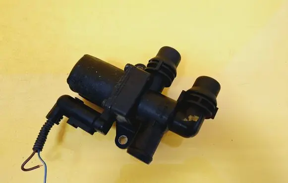 Volkswagen Touran I Coolant heater control valve 1K0820036B