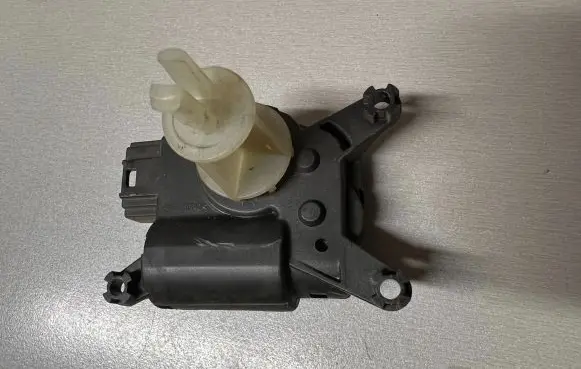 Opel Combo D Air flap motor/actuator 3293840