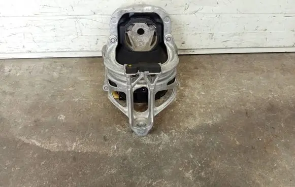 Engine mount bracket