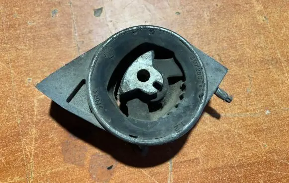 Mercedes-Benz A W168 Engine mount bracket A1682400618
