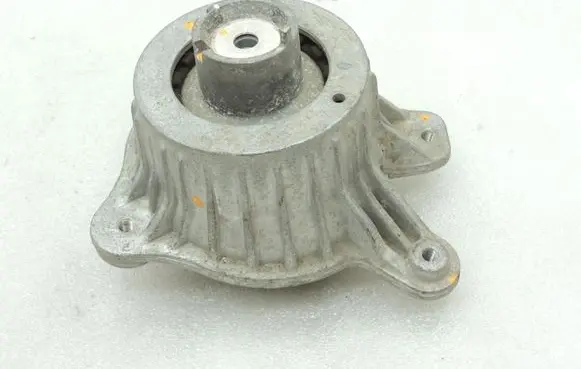 Mercedes-Benz C W205 Engine mount bracket 2052406717 A2052406717