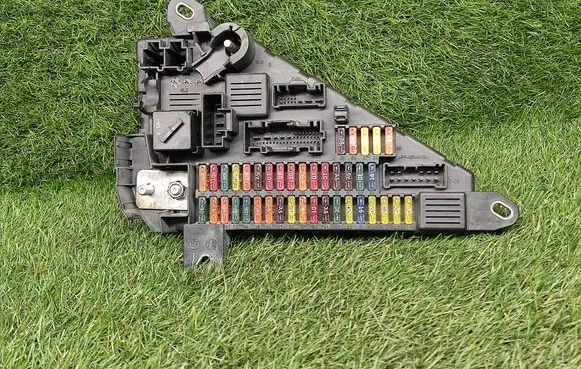 BMW 5 E60 E61 Fuse module 9138830 913883001