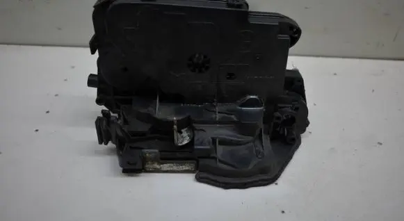 BMW 1 E81 E87 Front door lock 7059973