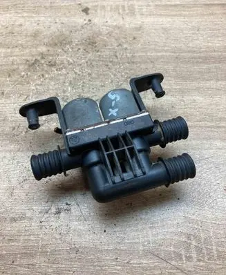 BMW 5 E60 E61 Coolant heater control valve 6906652 1147412159 050315B