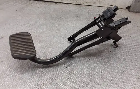 Volvo V70 Brake pedal