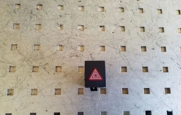 Volkswagen Polo IV 9N3 Hazard light switch 6Q0953235A
