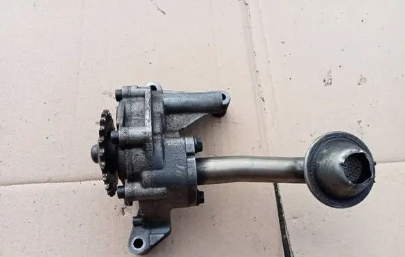 Volkswagen PASSAT B6 Oil pump 038115121A
