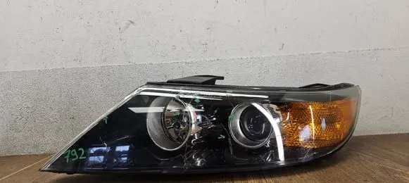 KIA Sorento Headlight/headlamp 921012P040