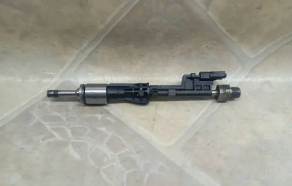 BMW 5 F10 F11 Fuel injector 0261500063